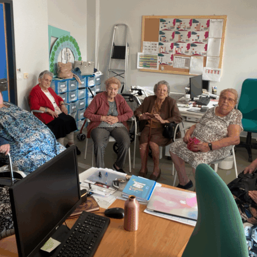 DEL FÚTBOL A LAS GACHAS: Los Residentes de Vitalia «Toman» Radio Estrella con anécdotas de la Córdoba antigua, el servicio a los 6 años y el debate sobre Halloween