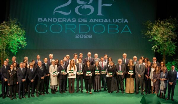 Córdoba rindió homenaje a sus referentes con la entrega de las Banderas de Andalucía 2026